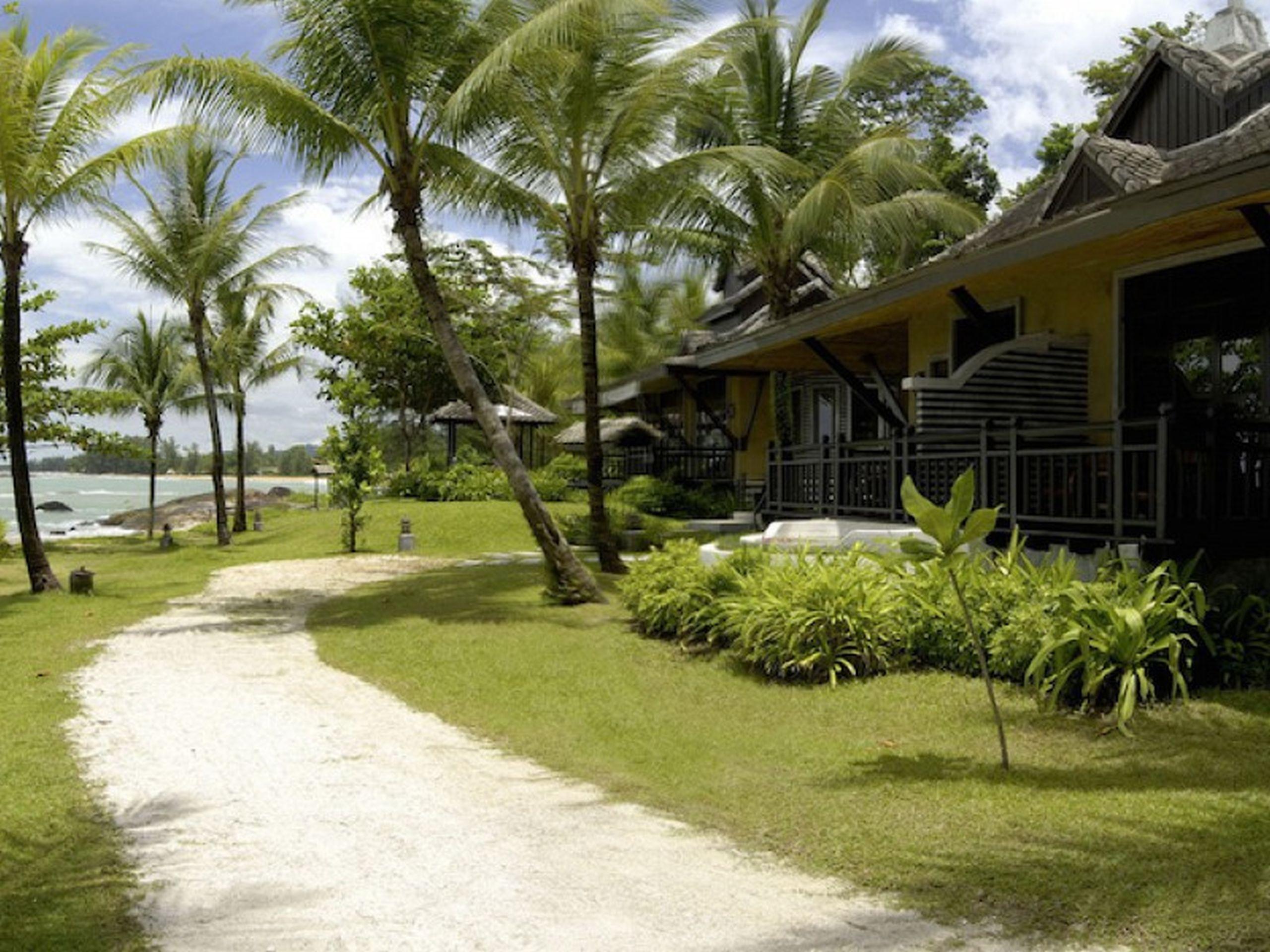 Moracea By Khao Lak Resort Dış mekan fotoğraf The resort's beachfront villas