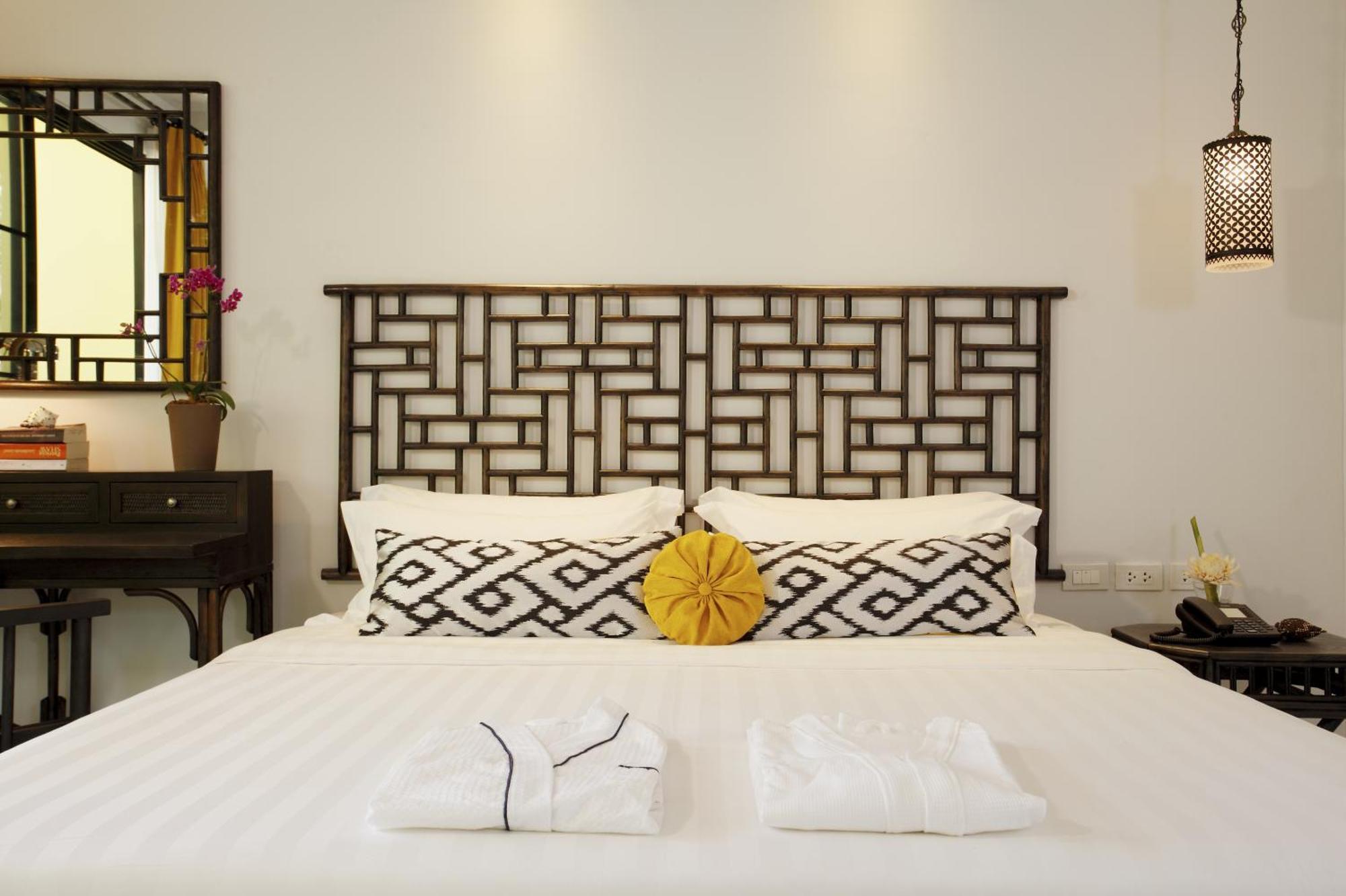 Moracea By Khao Lak Resort Oda fotoğraf A bed with a headboard